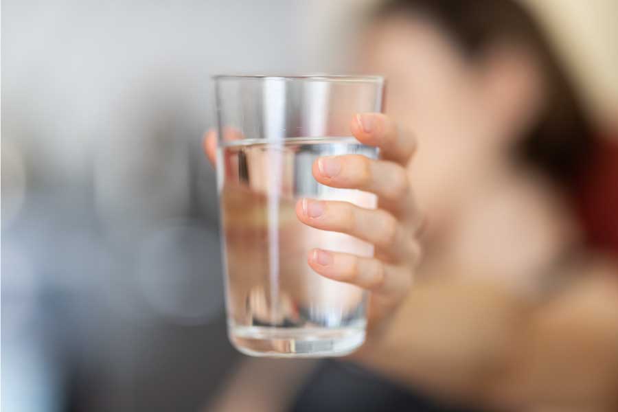 mitos atau fakta minum air putih dapat mengatasi kulit kusam